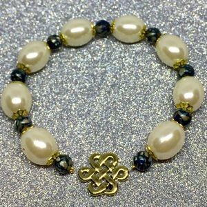 Pearls and blue marble conch beads bracelet